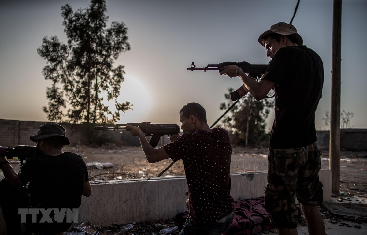 Các tay súng ủng hộ Chính phủ được Liên hộ quốc bảo trợ xung đột với lực lượng nổi dậy Quân đội quốc gia Libya (LNA) tại Tripoli ngày 20/8/2019. (Ảnh: THX/TTXVN)