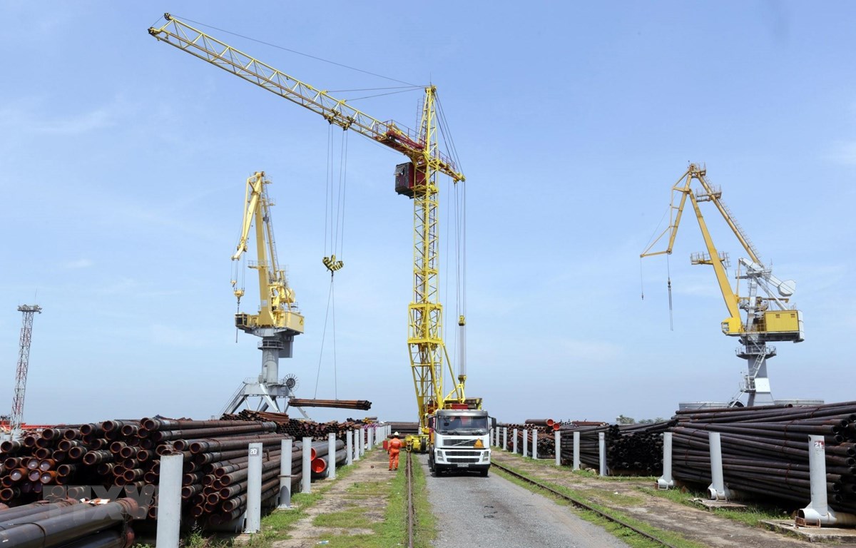 Hoạt động bốc xếp hàng hóa, thiết bị tại Cảng Vietsovpetro. (Ảnh: Anh Tuấn/TTXVN)