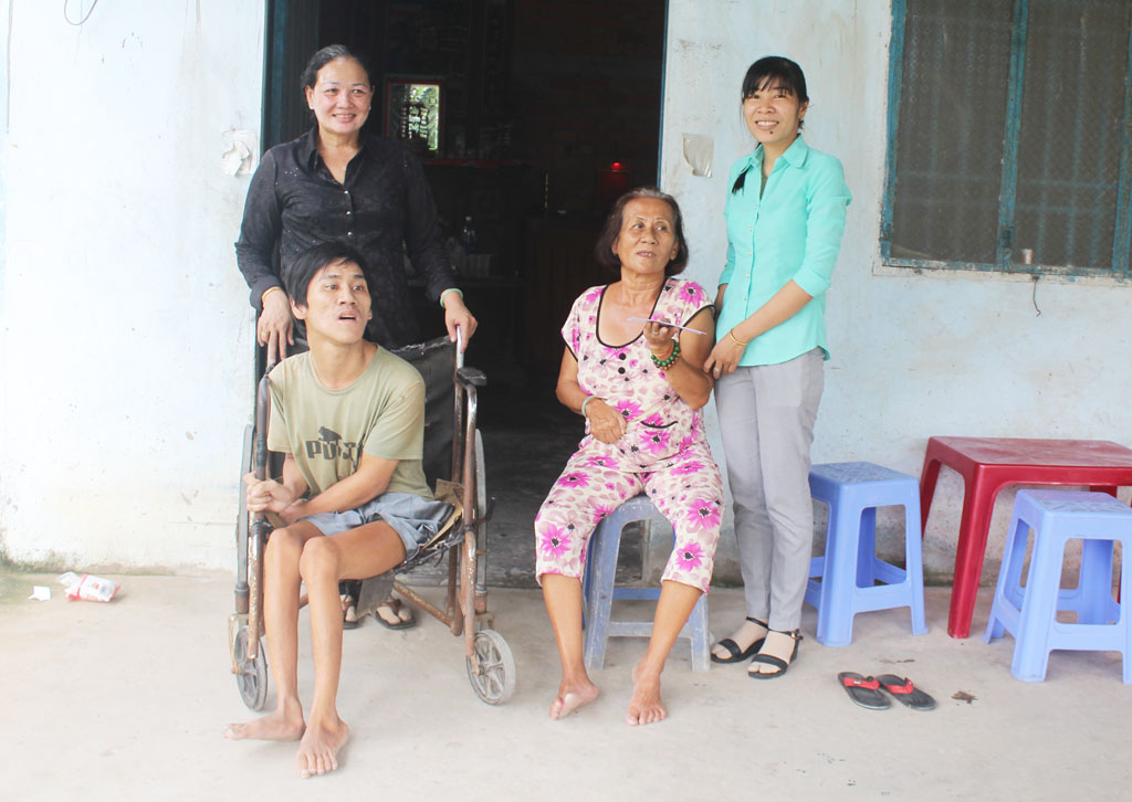 Bà Nguyễn Thị Tén và con trai được nhận trợ cấp từ Hội Liên hiệp Phụ nữ Việt Nam xã Long Khê