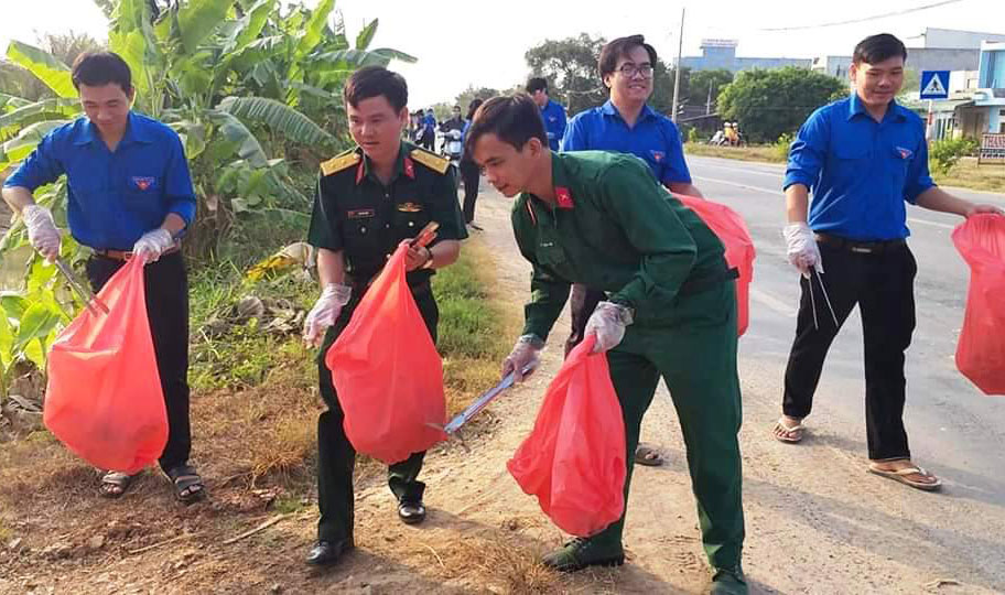 Đoàn viên, thanh niên ra quân vệ sinh môi trường, thu gom rác thải