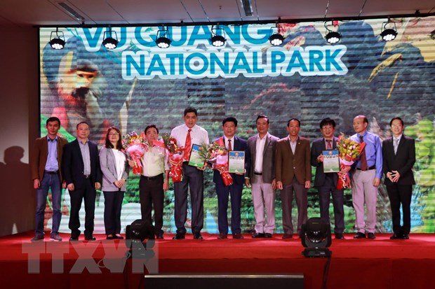 Trao Giấy chứng nhận cho đại diện 4 Vườn Di sản ASEAN mới của Việt Nam. (Ảnh: Chu Quốc Hùng/TTXVN)
