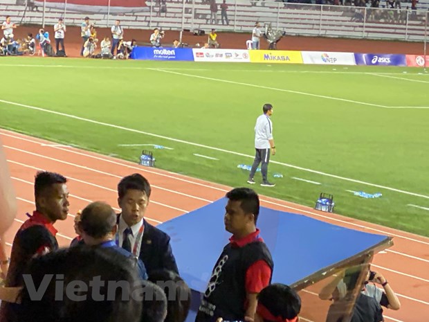 Huấn luyện viên người Hàn Quốc bị mời vào phòng chờ và không được tiếp tục ở trên khán đài. (Ảnh: Vietnam+)