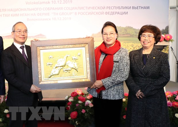 Chủ tịch Quốc hội Nguyễn Thị Kim Ngân tặng quà lưu niệm cho trang trại của Tập đoàn TH tại Nga. (Ảnh: Trọng Đức/TTXVN)