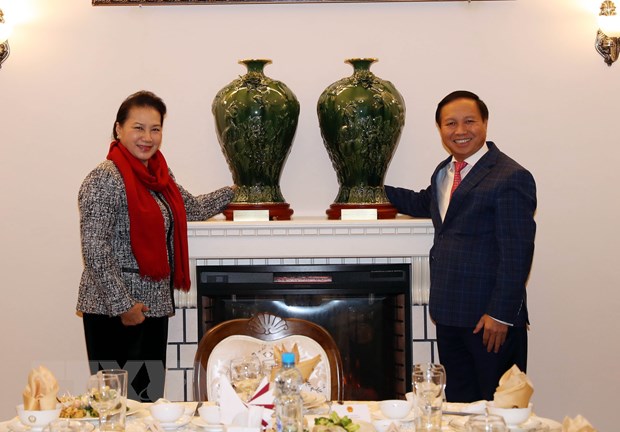 Chủ tịch Quốc hội Nguyễn Thị Kim Ngân tặng quà Đại sứ quán Việt Nam. (Ảnh: Trọng Đức/TTXVN)