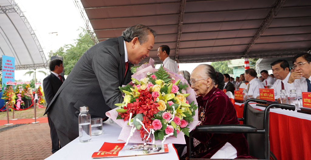 Phó Thủ tướng Thường trực Chính phủ - Trương Hòa Bình thăm hỏi, tặng hoa Mẹ Việt Nam Anh hùng tại Long An