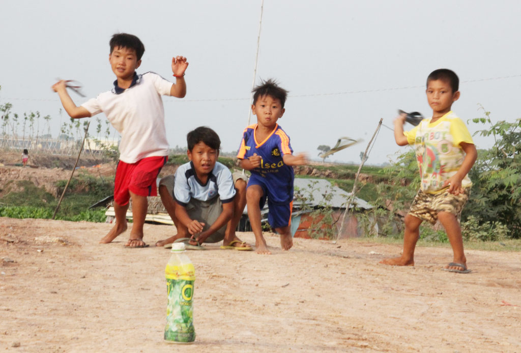 Trẻ nhỏ ở xóm “Việt kiều” Tuyên Bình vui chơi sau một ngày bán vé số