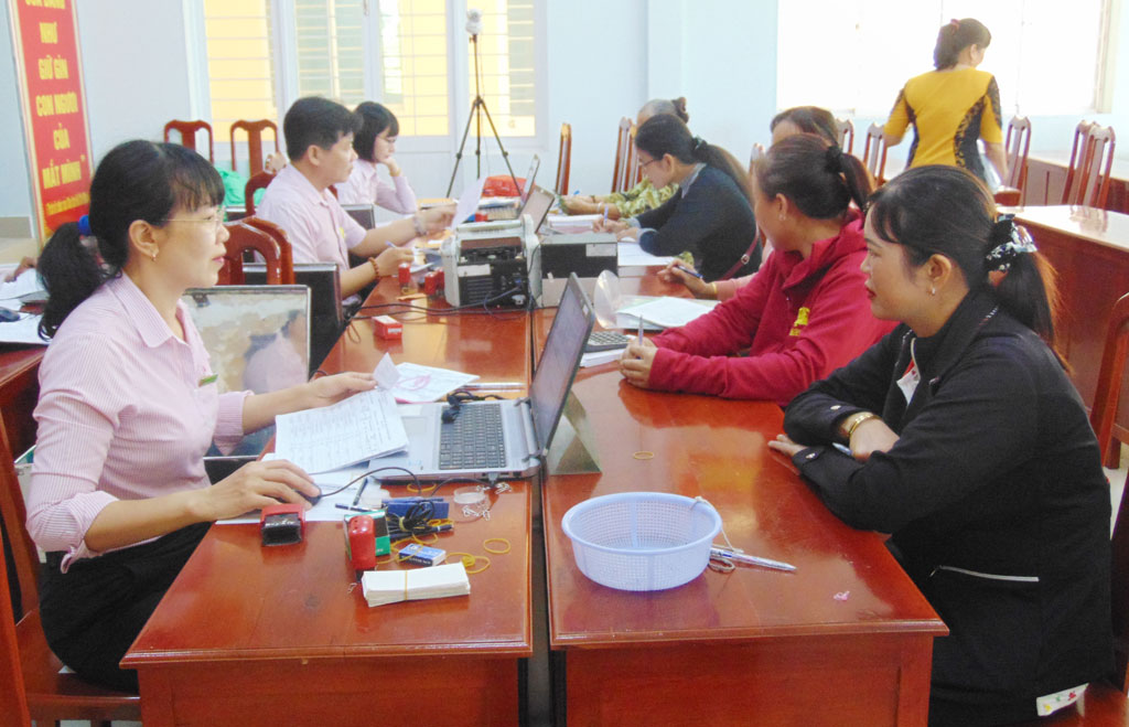 Giải ngân nguồn vốn ưu đãi cho hội viên phụ nữ xã Thanh Phú Long