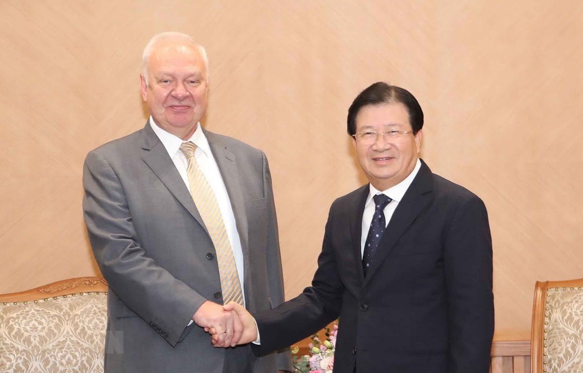 Phó Thủ tướng Trịnh Đình Dũng tiếp Đại sứ đặc mệnh toàn quyền Liên bang Nga tại Việt Nam Konstantin Vnukov. (Ảnh: Doãn Tấn/TTXVN)