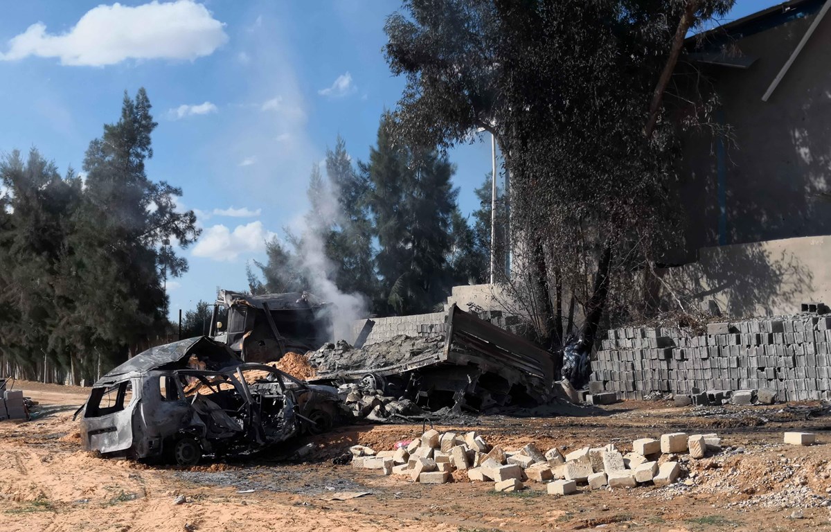 Hiện trường đổ nát sau một vụ không kích xuống nhà máy sản xuất bánh quy ở Tripoli, Libya. (Ảnh: THX/TTXVN)