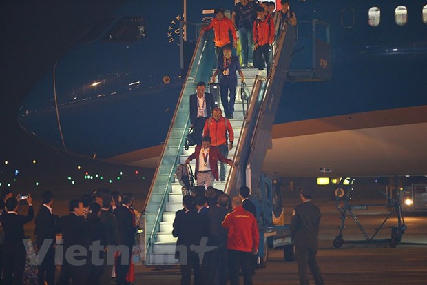 Những hình ảnh đầu tiên khi 2 đội tuyển nữ và U22 Việt Nam xuống sân bay. (Ảnh: Minh Sơn/Vietnam+)