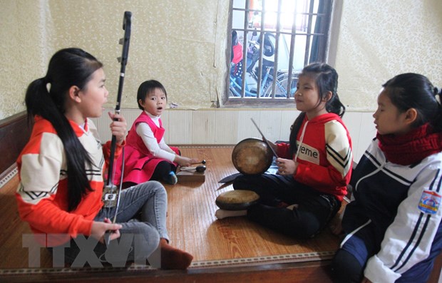 Các em nhỏ tập hát xẩm tại nhà cố nghệ nhân Hà Thị Cầu. (Ảnh: Thùy Dung/TTXVN)