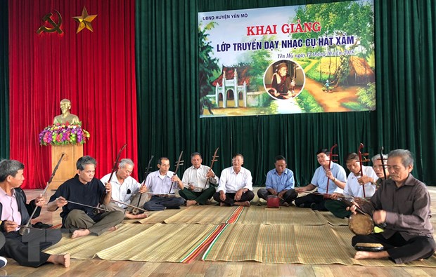 Lớp truyền dạy nhạc cụ hát xẩm tại huyện Yên Mô (Ninh Bình). (Ảnh: Hải Yến/TTXVN)