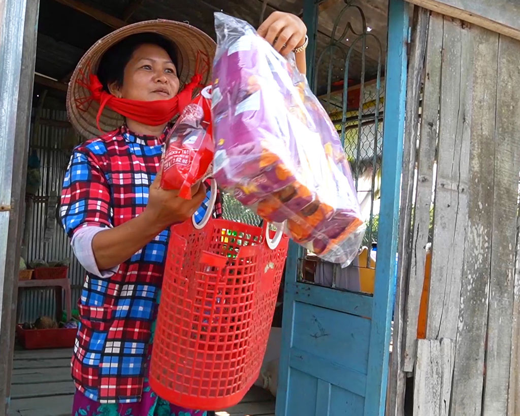 Mấy năm nay, nhờ bán đồ qua sông, bà Lê Thị Thiện có thêm thu nhập, cải thiện cuộc sống
