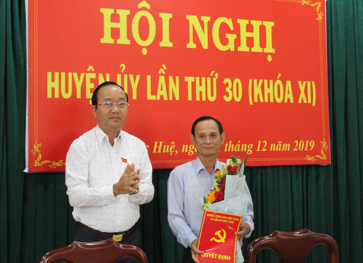 Huyện ủy Đức Huệ trao quyết định cho ông Tiên Văn Lon