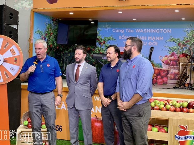 Vietnam fifth largest consumer of US apples Todd Fryhover, head of the Washington Apple Commission, speaks at the event. (haiquanonline.com.vn)