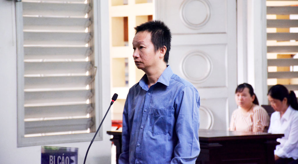 Nguyễn Quốc Lộc bị tòa sơ thẩm tuyên phạt 20 năm tù vì tội tham ô tài sản số tiền hơn 1,7 tỉ đồng tại Bảo hiểm Xã hội huyện Mộc Hóa