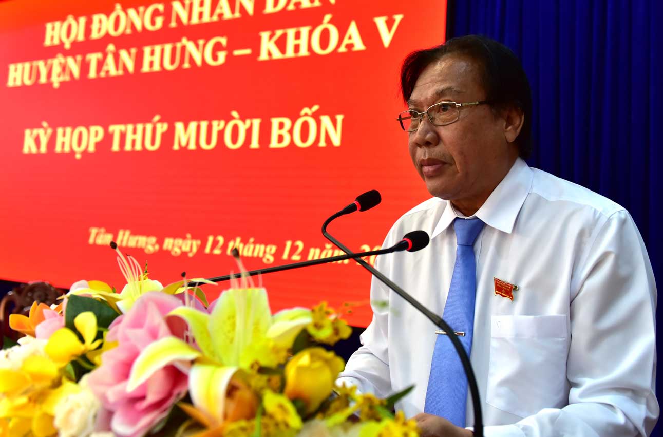 Bí thư Huyện ủy, Chủ tịch HĐND huyện Tân Hưng – Lương Sơn Cầu phát biểu tại kỳ họp