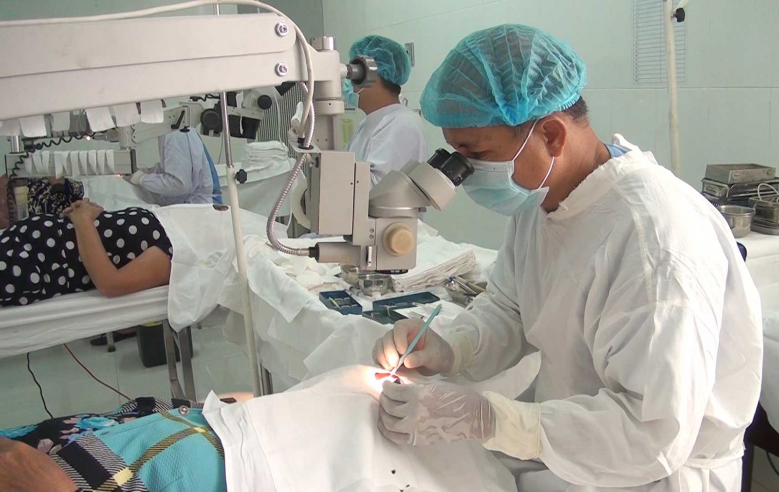 Phẫu thuật mắt giúp bệnh nhân có bệnh về mắt được tìm lại ánh sáng