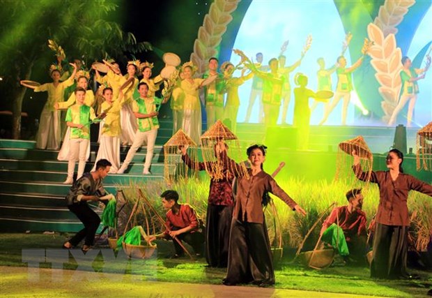 Biểu diễn văn nghệ tại lễ khai mạc festival. (Ảnh: Phạm minh Tuấn/TTXVN)