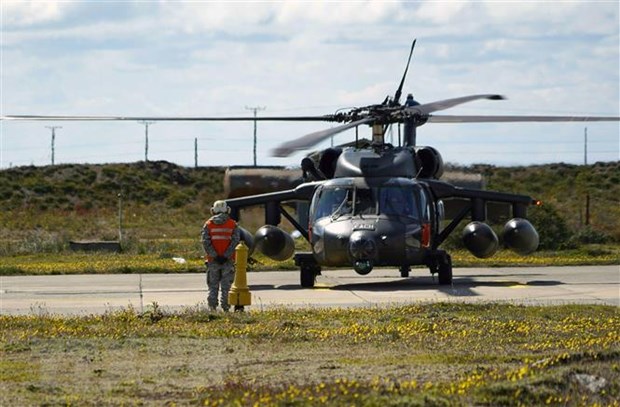 Máy bay Black Hawk tham gia chiến dịch tìm kiếm máy bay vận tải Air Force C-130 Hercules của Chile bị mất tích, tại căn cứ quân sự Chabunco ở Punta Arenas, Chile ngày 11/12/2019. (Nguồn: AFP/TTXVN)