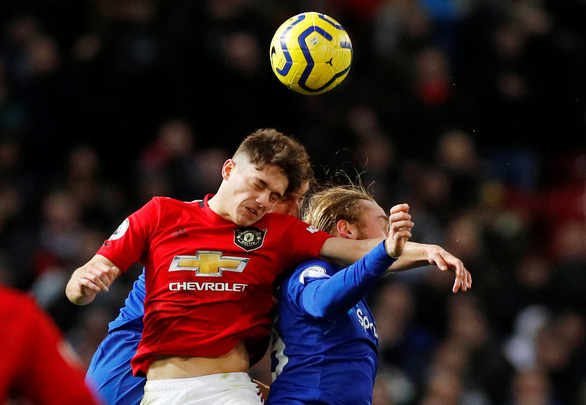 Mất điểm trước Everton, MU bị Tottenham vượt mặt