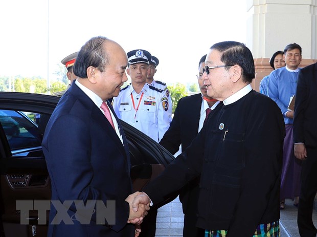 Thủ tướng Nguyễn Xuân Phúc gặp Chủ tịch Quốc hội Myanmar T Khun Myat. (Ảnh: Thống Nhất/TTXVN)