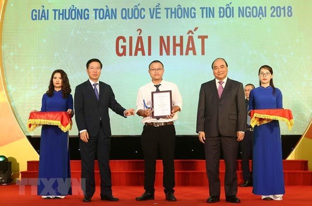 Thủ tướng Nguyễn Xuân Phúc và ông Võ Văn Thưởng, Uỷ viên Bộ Chính trị, Bí thư Trung ương Đảng, Trưởng ban Tuyên giáo Trung ương trao giải Nhất cho các tác giả đoạt giải năm 2018. (Ảnh: Doãn Tấn/TTXVN)