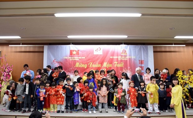 Tổng lãnh sự quán tại Fukuoka - Nhật Bản phát lì xì đầu năm cho các cháu nhỏ trong Tết cộng đồng năm 2018. (Ảnh: Tổng quán lãnh sự Fukuoka)