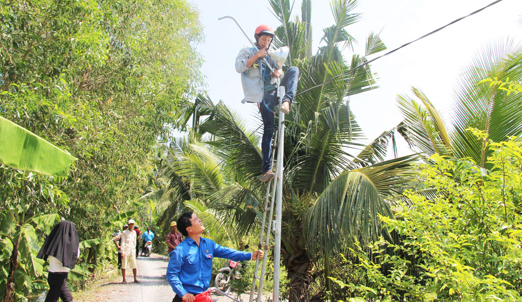 Đoàn viên, thanh niên thực hiện công trình Ánh sáng an ninh, trật tự tại xã Mỹ Thạnh