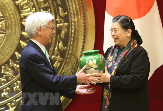 Phó Chủ tịch Thường trực Quốc hội Tòng Thị Phóng tặng quà lưu niệm cho Phó Chủ tịch Thượng viện Nhật Bản Ogawa Toshio. (Ảnh: Dương Giang /TTXVN)