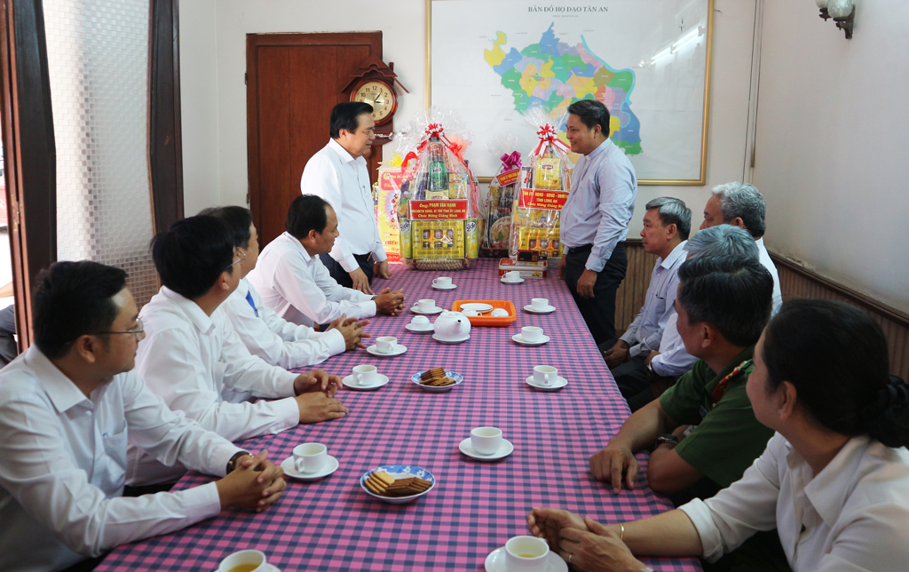 A delegation of officials of Long An province and Tan An city visits and congratulates Christmas to Tan An Parish