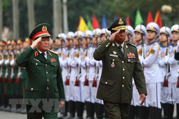 Đại tướng Ngô Xuân Lịch và Phó Thủ tướng, Bộ trưởng Bộ Quốc phòng Vương quốc Campuchia Tea Banh duyệt đội danh dự Quân đội nhân dân Việt Nam. (Ảnh: Dương Giang/TTXVN)