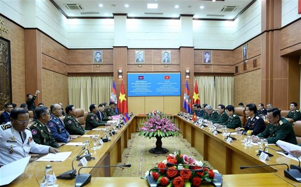 Đại tướng Ngô Xuân Lịch và Phó Thủ tướng, Bộ trưởng Bộ Quốc phòng Vương quốc Campuchia Tea Banh hội đàm. (Ảnh: Dương Giang/TTXVN)