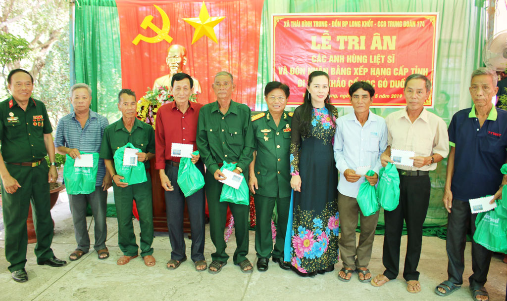 Trung đoàn 174 tặng quà người dân nghèo dịp 19-5