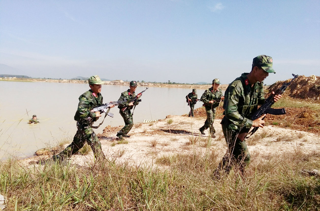 Lực lượng vũ trang tỉnh tổ chức diễn tập vượt sông. Ảnh: Kiên Định