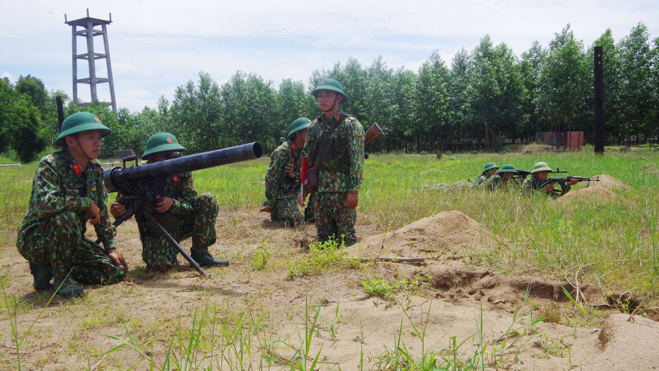 Lực lượng vũ trang tỉnh luyện tập trên thao trường. Ảnh: Thùy Trang