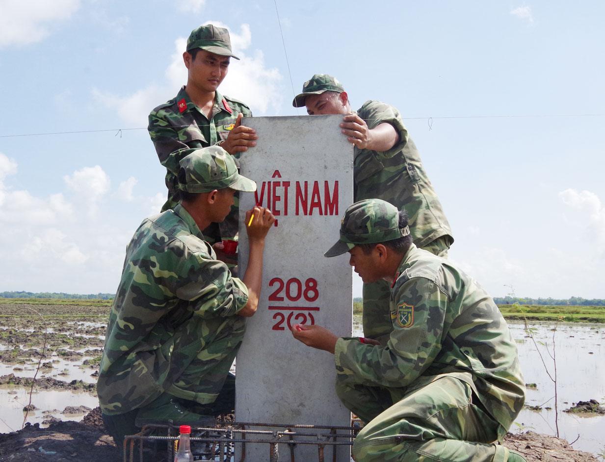 Đại đội Công binh thi công cột mốc biên giới