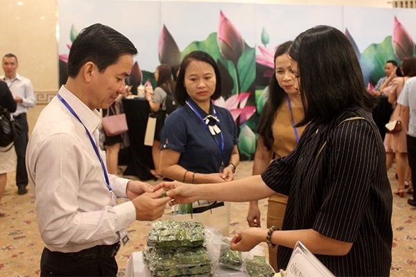 Exporters warned of potential trade barriers under EVFTA Representatives of various firms exchange products to be exported to the EU market on the sidelines of the forum on December 19 (Photo: saigontimes.vn)