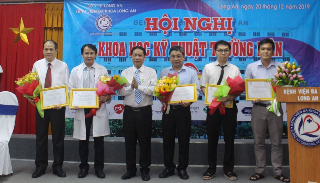 Long An General Hospital: Annual scientific conference organized Flowers are presented to rapporteurs presenting research topics