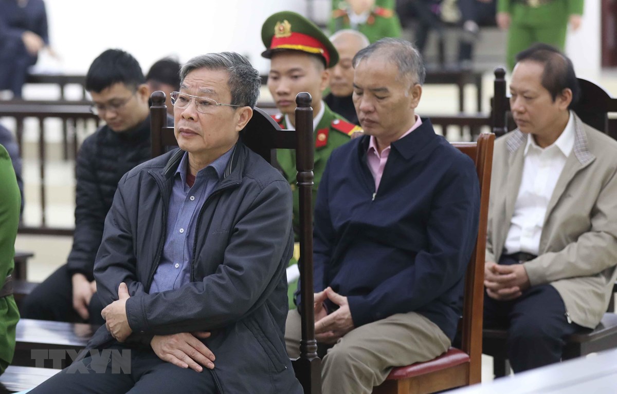 Bị cáo Nguyễn Bắc Son và các bị cáo nghe Viện kiểm sát đề nghị mức án tại phiên tòa. (Ảnh: Doãn Tấn/TTXVN)