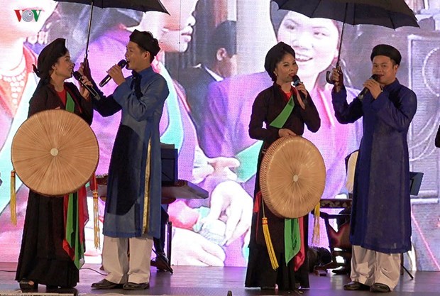 Artists perform Quan Ho love duet songs (Photo: VNA)