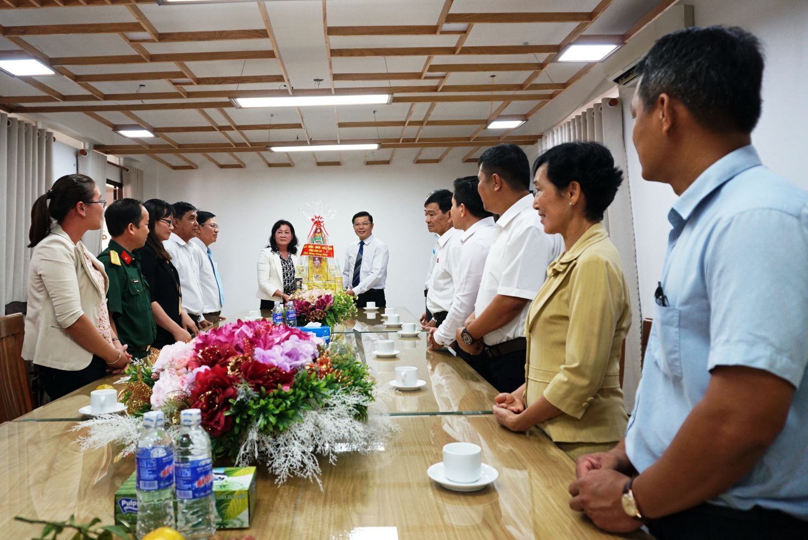 Leaders of Long An province visit and congratulate Catholic and Protestant organizations in Tan An City on the occasion of Christmas (Photo: Delegation visits and congratulates Christmas at Tan An Protestant Sub-Association)