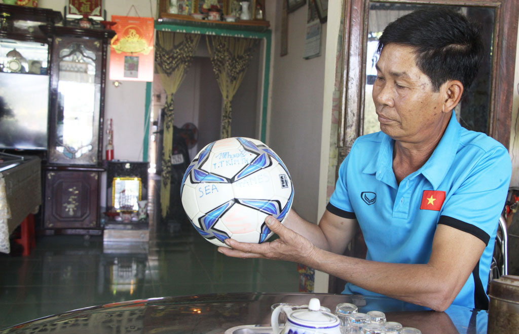 Gia đình vừa là hậu phương, vừa là động lực cho Kim Thanh (Trong ảnh: Cha của Kim Thanh với quả bóng con gái mang về từ SEA Games 29)