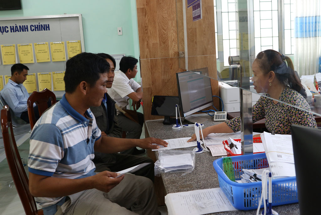 Trung tâm hành chính công các huyện tạo thuận lợi cho người dân làm các thủ tục hành chính (Trong ảnh: Trung tâm Hành chính công huyện Thạnh Hóa)