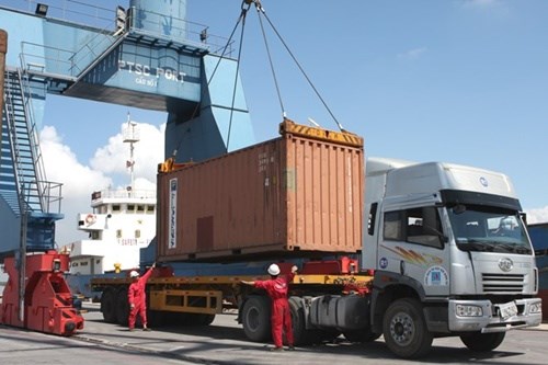 EVFTA to boost logistics industry development A container is loaded at a PetroVietnam Technical Services Corporation port (Photo: VNA)
