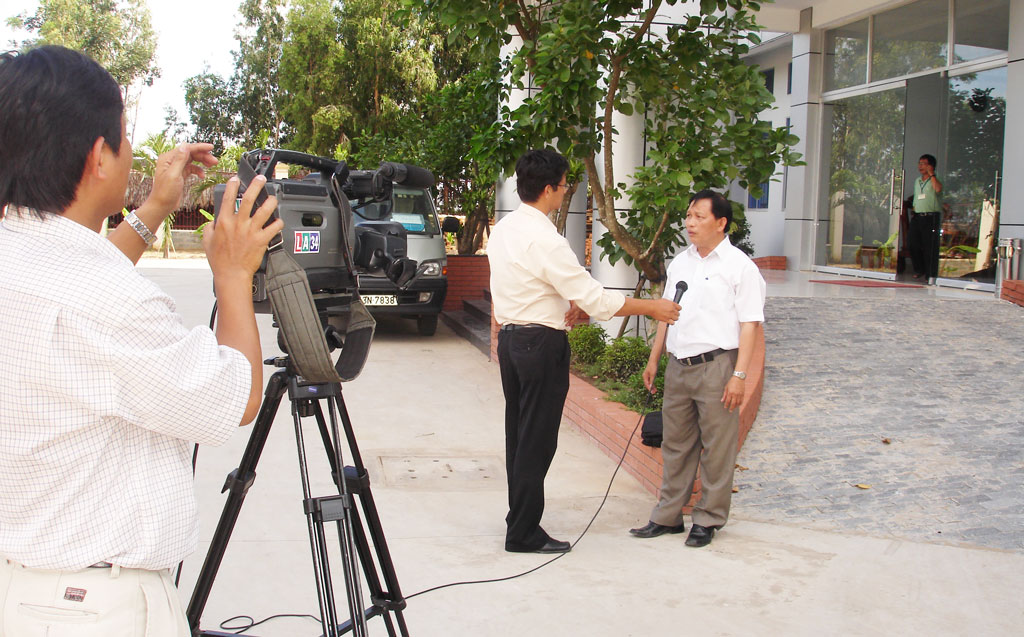 Chú Tư Vũ đã tổ chức đào tạo một lớp phóng viên yêu nghề cho Đài Phát thanh - Truyền hình Long An (ảnh: Tấn Tú)