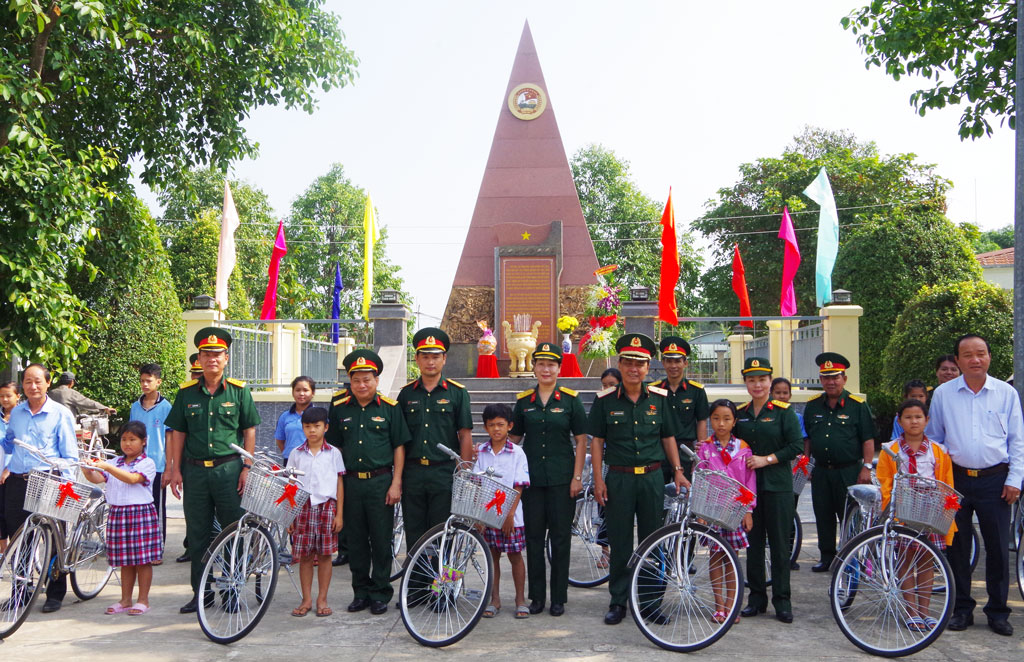 Mùa xuân tri ân Quân khu 7 tặng xe đạp cho học sinh nghèo học giỏi trên địa bàn xã Bình Hòa Nam