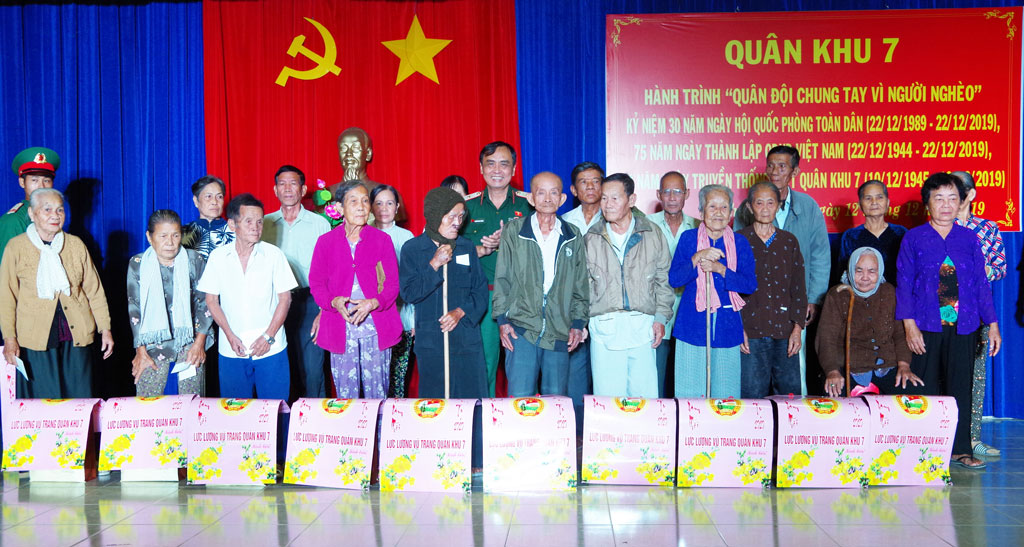 Mùa xuân tri ân Quân khu 7 tặng quà người dân Bình Hòa Nam