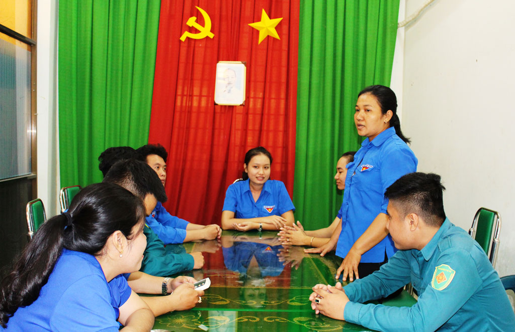 Là đảng viên trẻ, Vũ Xuân (người đứng) tích cực tham gia đóng góp cho công tác Đoàn và phong trào thanh niên