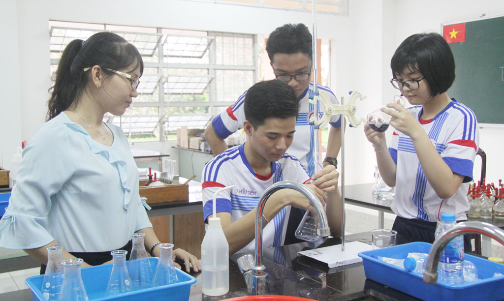 Quyết tâm mang vinh quang về cho tỉnh nhà Đội tuyển học sinh giỏi môn Hóa tham gia thực hành
